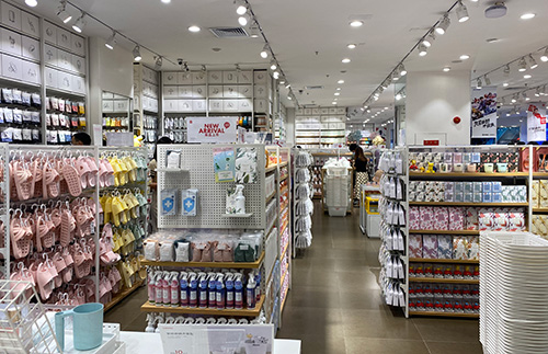 廊坊精品店陳列架上的商品布局需要變換嗎