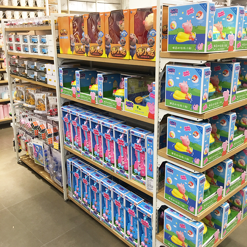 韶關名創實體店貨架