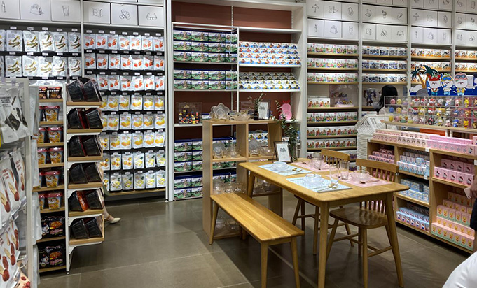 東莞名創優品貨架訂制案例