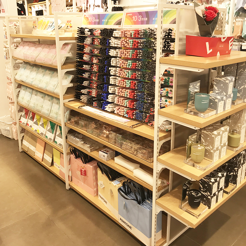 深圳名創(chuàng)優(yōu)品貨架