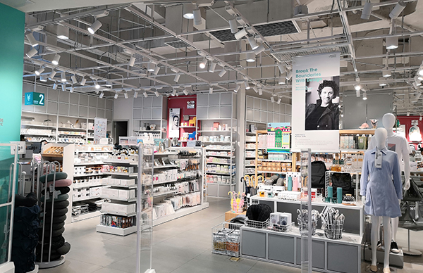 中山挑選精品店展示貨架時需要注意的三點