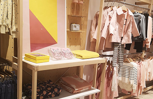 蘇州貨架廠家告訴你怎么定義服裝店貨架!