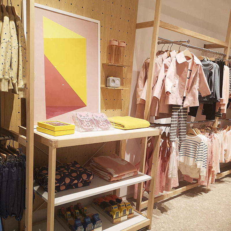 新疆服裝店貨架設(shè)計