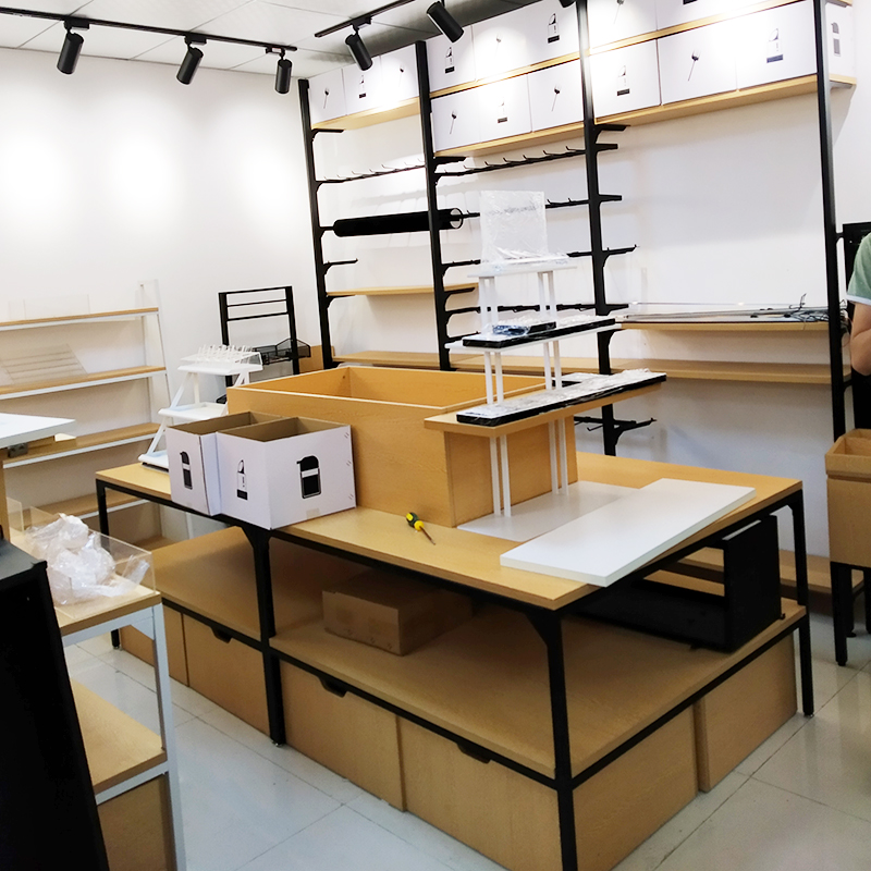 珠海名創(chuàng)實(shí)體店貨架