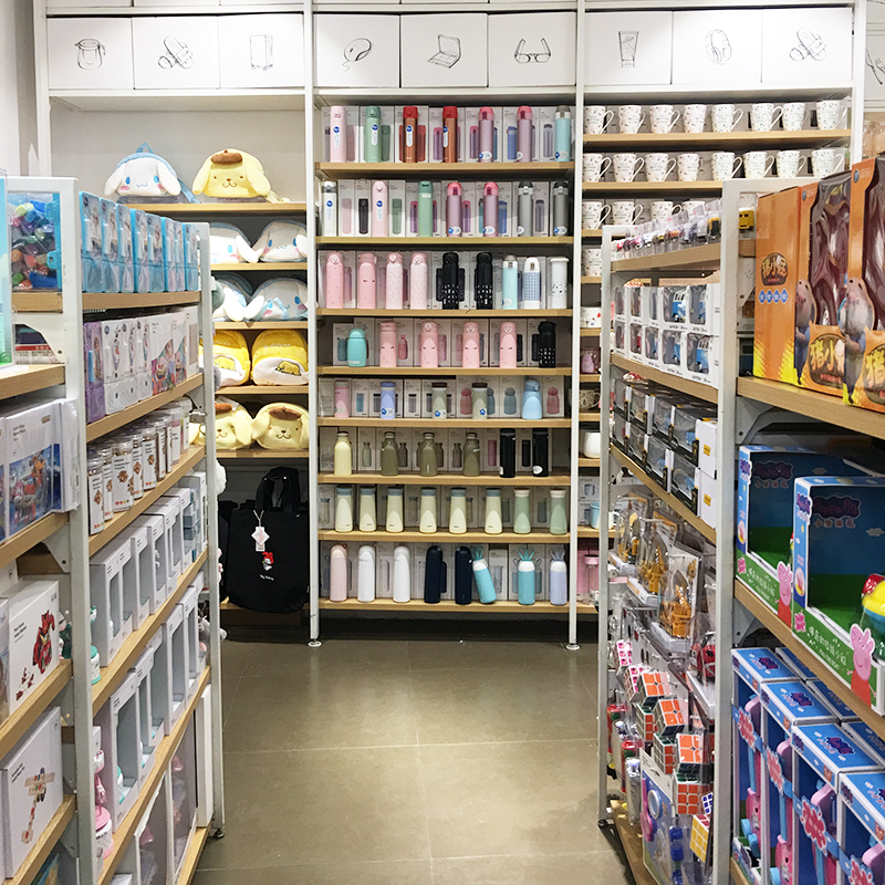 番禺名創百貨貨架