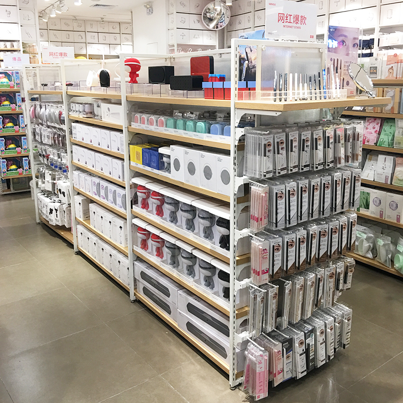 番禺名創飾品貨架