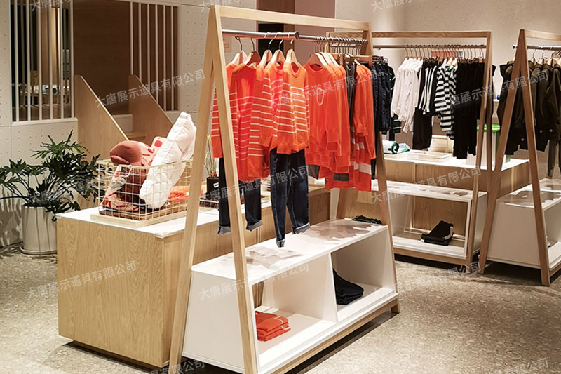 鞍山服裝店貨架，服裝貨架， 服裝店道具，服裝中島柜， 女裝貨架靠墻，大唐展示貨架