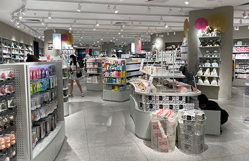 市轄精品貨架廠家教您精品店貨架陳列與布局方法