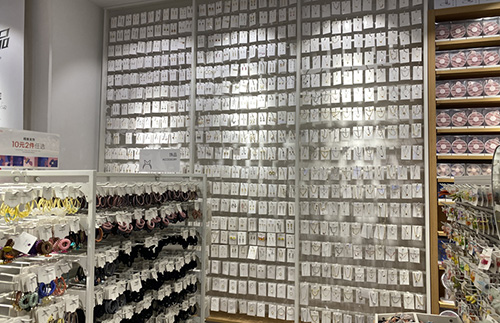 通化精品飾品店開店時要注意哪些問題_[大唐展示貨架]