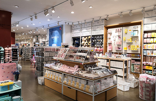 鞍山經(jīng)營(yíng)精品店貨架要如何做促銷活動(dòng)_大唐展示貨架廠