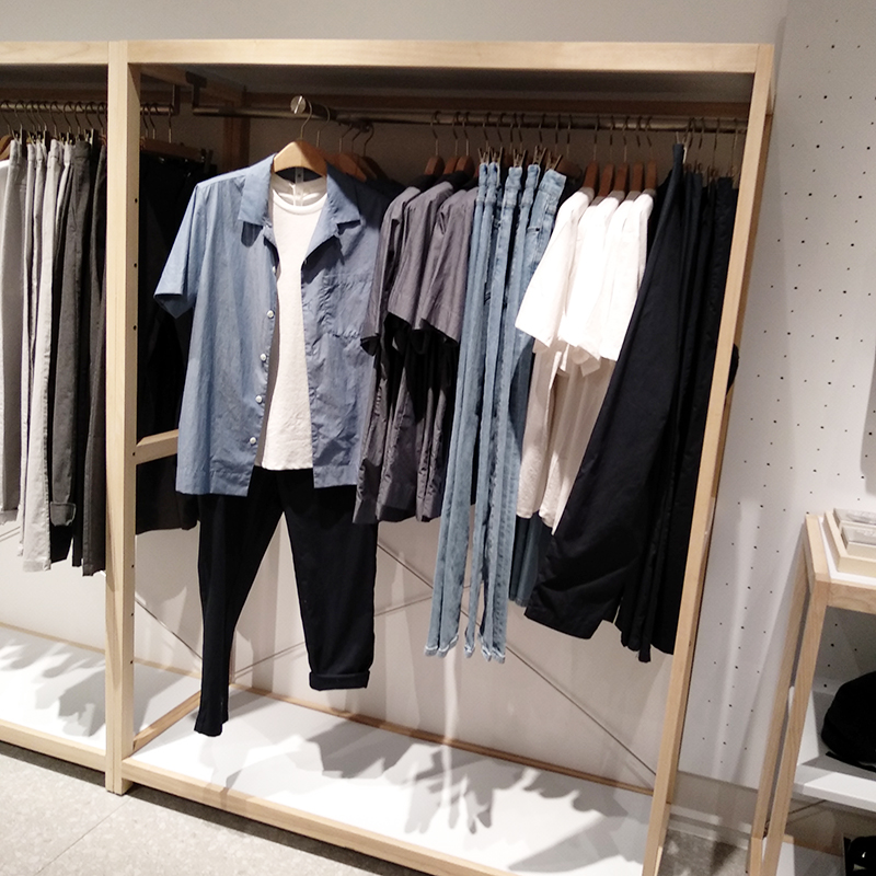 阿克蘇地服裝店精品貨架